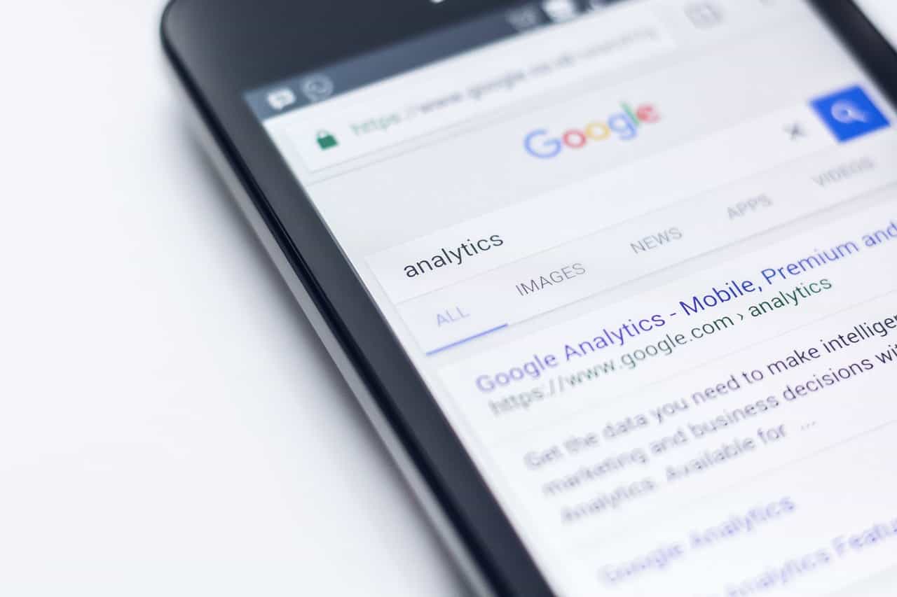 Smartfon z wynikami wyszukiwania Google